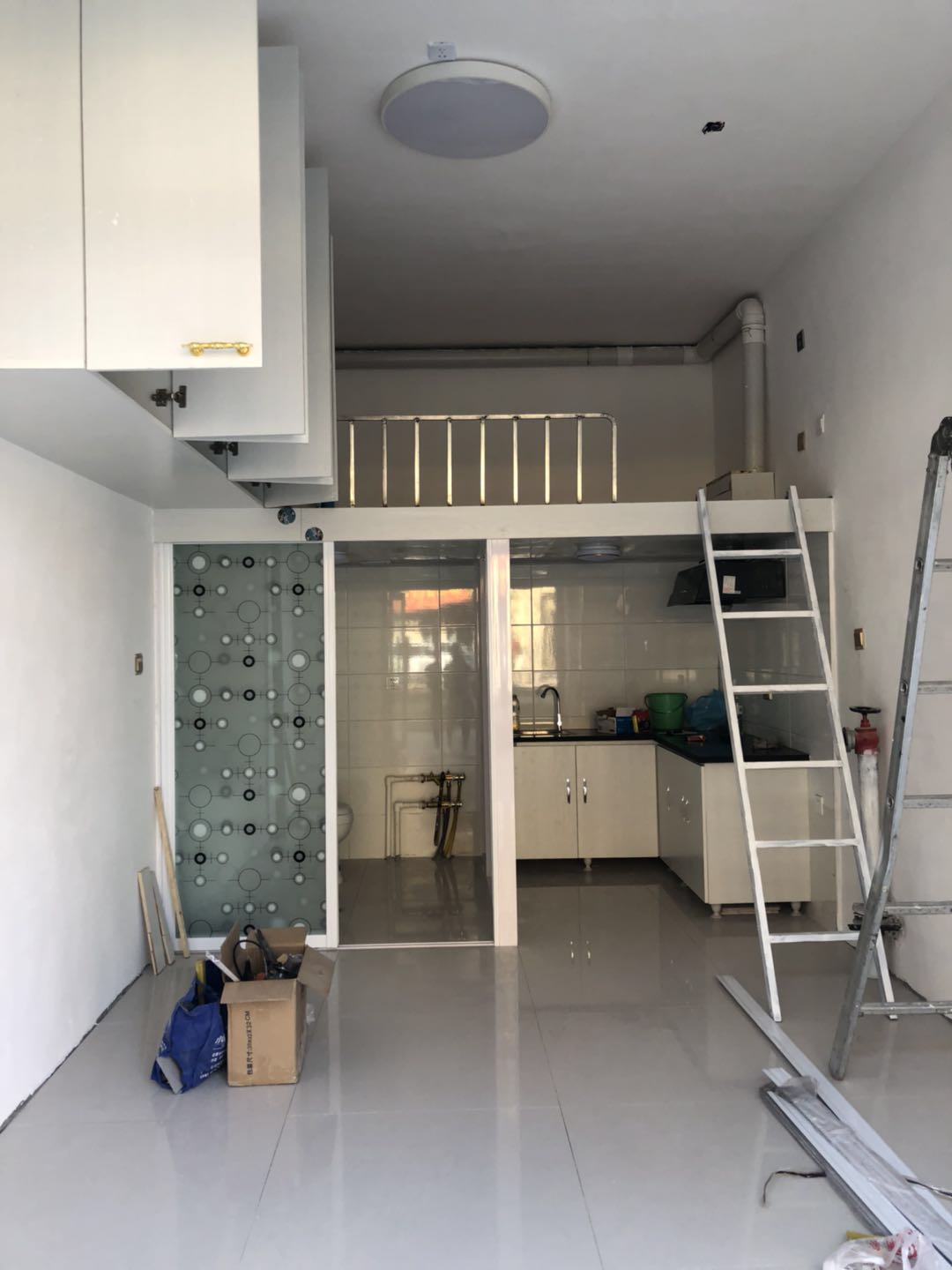 出租房 房源描述          瑞远南岸新装修车库出租,阳库,有吊铺衣柜